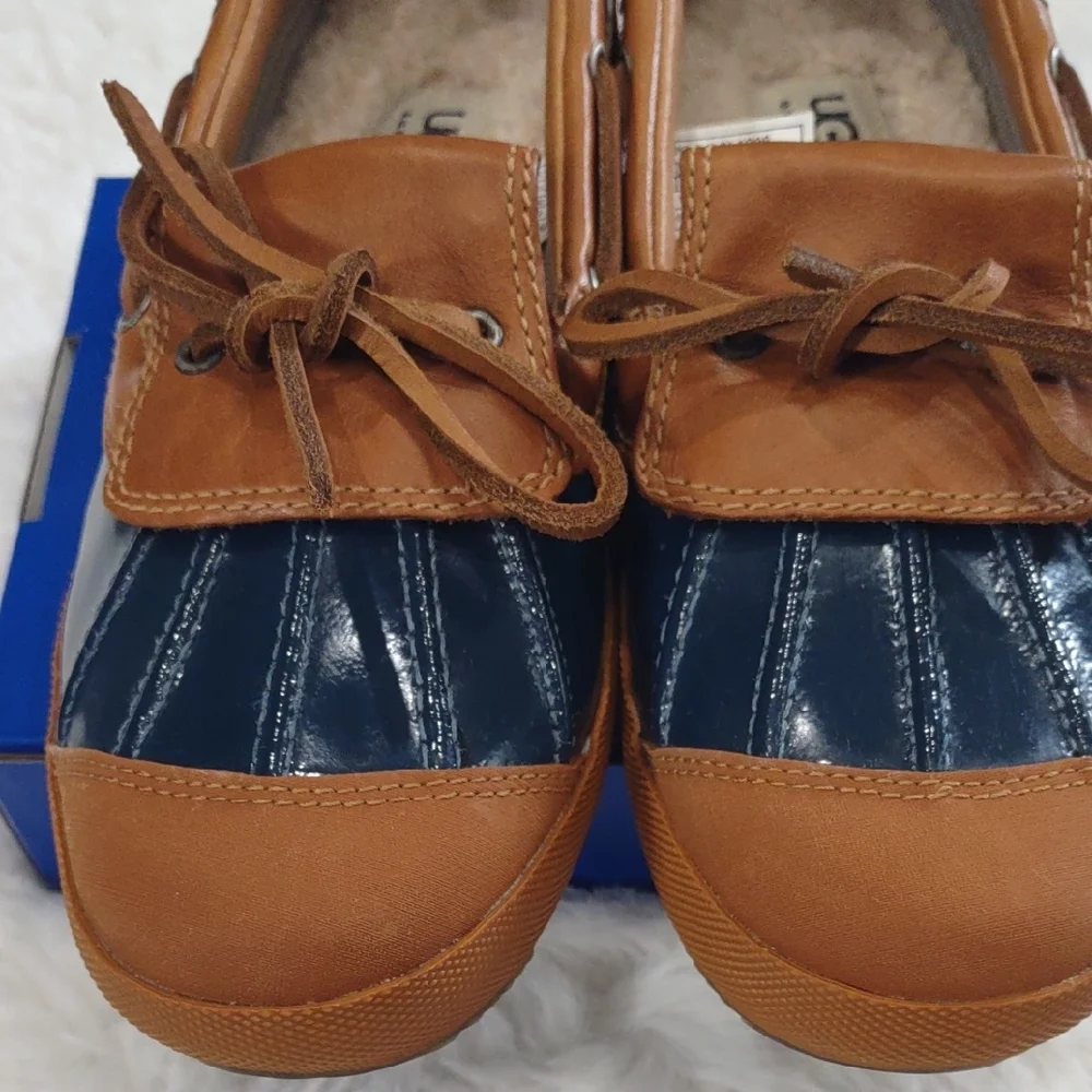UGG AUSTRALIA Navy and Tan Casual Shoes - Picture 6 of 17